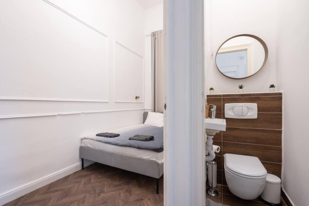 Stylish Apartment In The City Center Budapeste Exterior foto