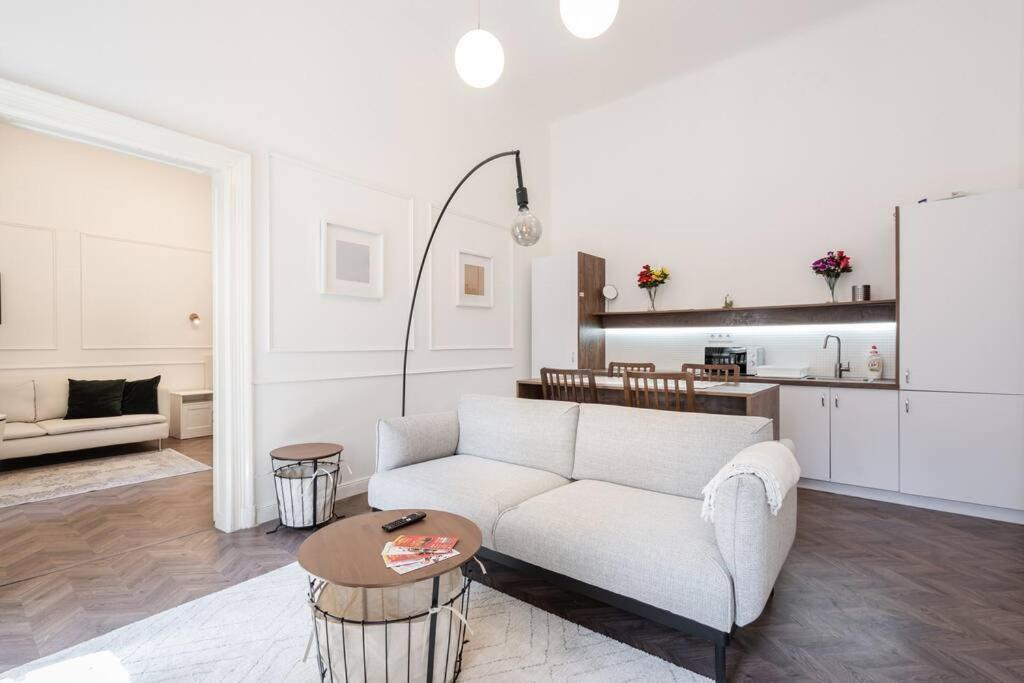 Stylish Apartment In The City Center Budapeste Exterior foto