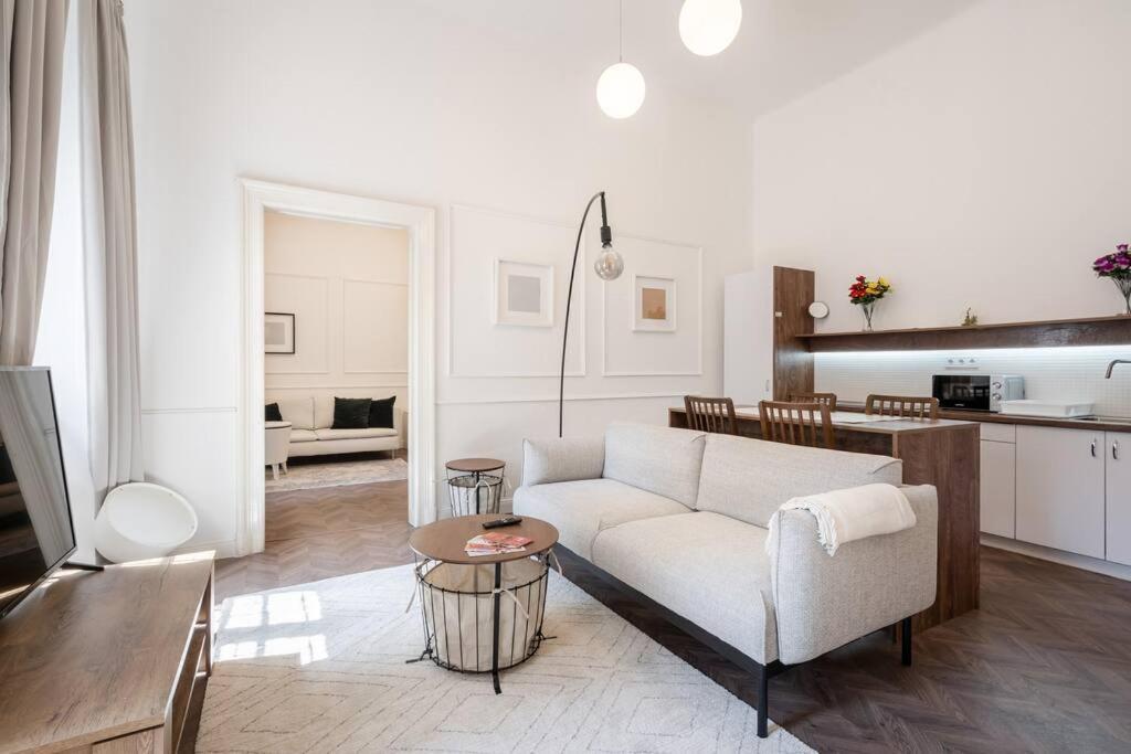 Stylish Apartment In The City Center Budapeste Exterior foto